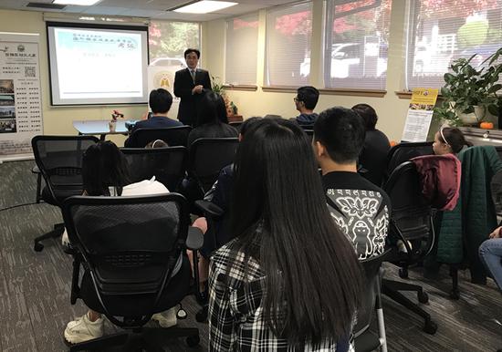 图为中央音乐学院院务委员会副主任、考级委员会常务副主任逄焕磊致辞。