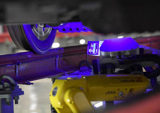 2月20日，智能檢測機器人對動車組列車車體下部設備設施進行檢查。