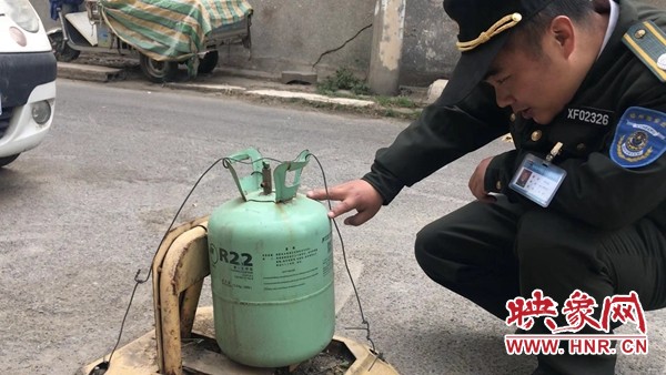 郑州一小区给占道停车锁上捆仨“炸弹”  警告乱停车者