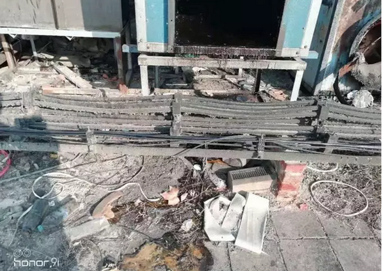 ▲煙氣直排造成天臺地面遍布油漬