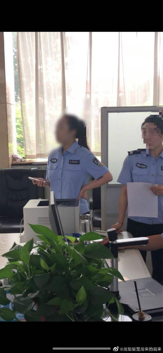 (当事网友拍摄的当事工作人员的图片)