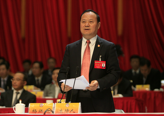 (杨炳旭在闭幕大会上讲话)