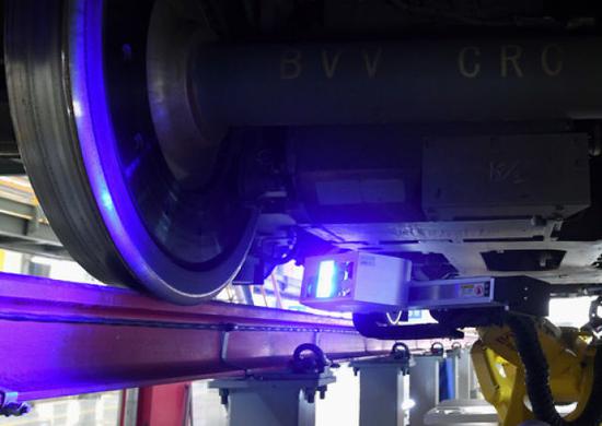 2月20日，智能檢測機器人對動車組列車車體下部設備設施進行檢查。