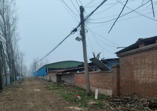 图9 受损棚顶的电力线路裸露，存在安全风险