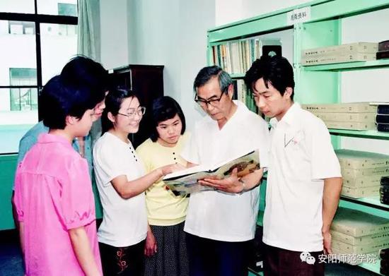 侯明儒老师指导政史科学生学习甲骨文