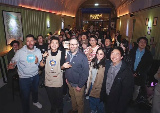 刘小超（左二）和他的顾客们。 受访者供图