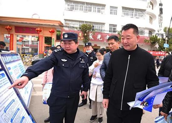 南阳卧龙区多形式开展反电信诈骗宣传