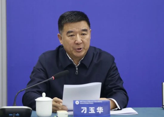 省教育厅副厅长刁玉华宣读聘任文件