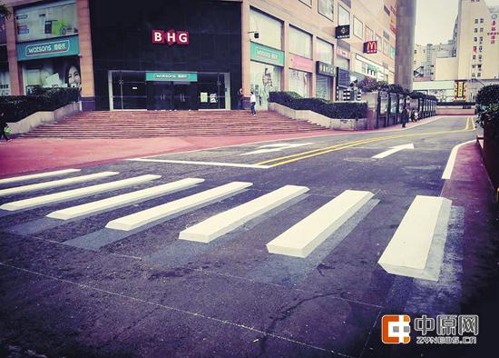 3D斑馬線亮相二七區街頭