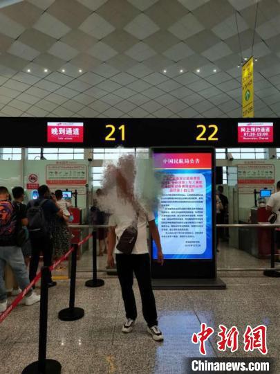 图为一男子藏匿火种乘机，被河南省公安厅机场公安局航站楼派出所处罚　楚晓清　摄