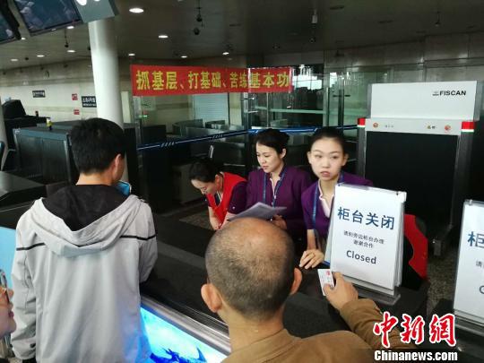 逾2万名乘客受影响。 杨毅 摄