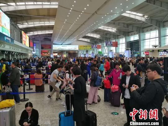 大连机场启动大面积航延黄色预警。 杨毅 摄