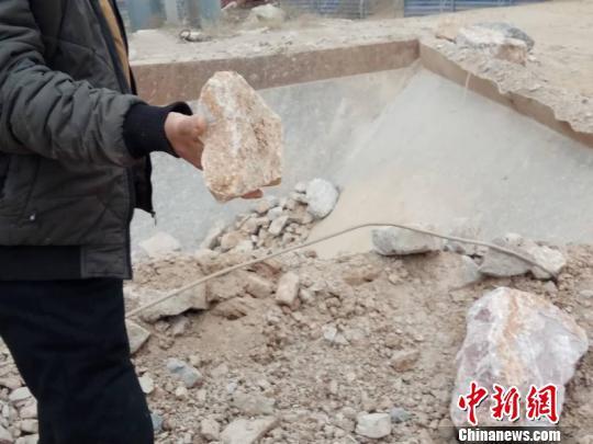 一位村民说,“像这样石子厂放炮崩出的石块砸在我家院子里,吓得我们几天不敢睡觉。” 赵晖 摄