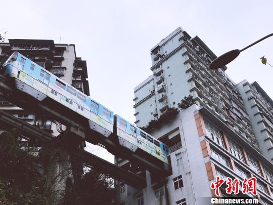 图为重庆李子坝轻轨站。 钟欣 摄