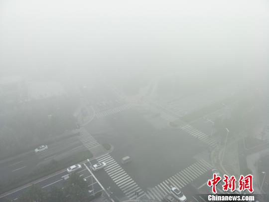 大雾笼罩下的郑州空气质量也随之下降。　韩章云 摄