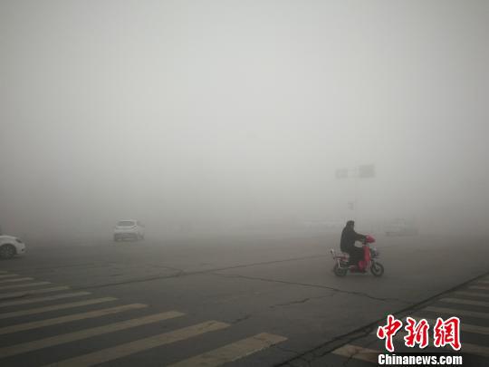 2月21日，郑州市区被大雾笼罩。　韩章云　摄