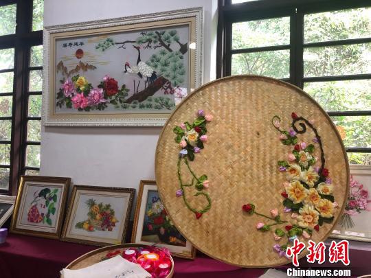 育才学校学生在“感恩的礼物”课程中制作的丝带绣作品。 刘心羽 摄