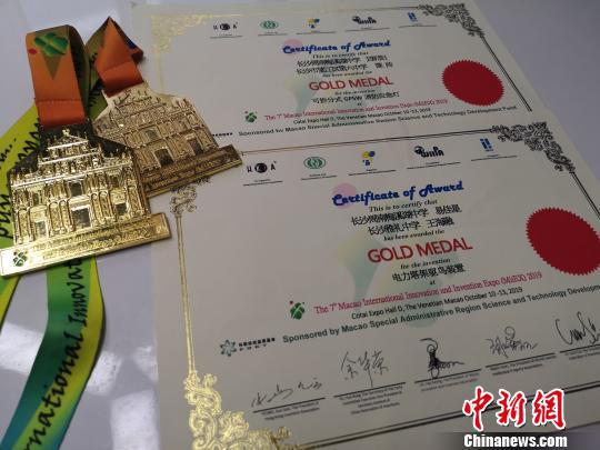 可拆分式GPS消防应急灯和电力塔架驱鸟装置在第七届澳门国际创大发快三98%中奖计划—主页-发明展上斩获冠军。 刘曼 摄
