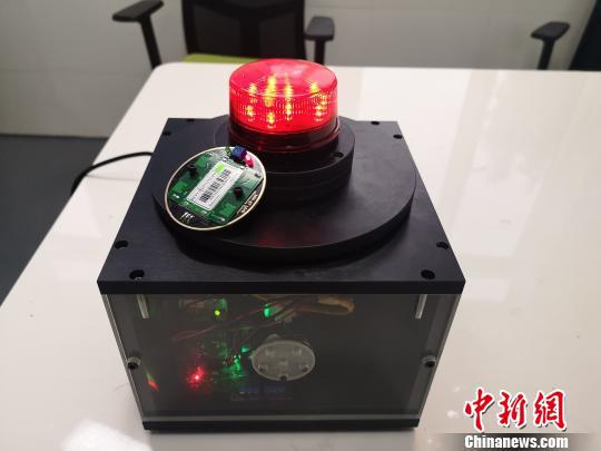 易佳星等人发明的电力塔架驱鸟装置。 刘曼 摄