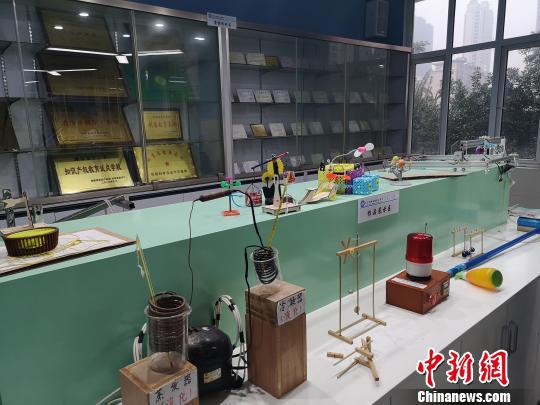 长沙周南梅溪湖中学创客工作室内集中了一批学生发明及各类获奖证书。 刘曼 摄