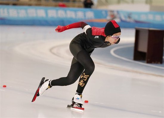 比赛中的河南速度滑冰选手李欣彤。本报全媒体记者 黄晖 摄