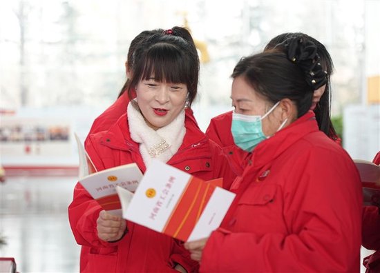 省总工会深入企业开展“贯彻《河南省工会条例》维护职工合法权益”活动。 王威 摄