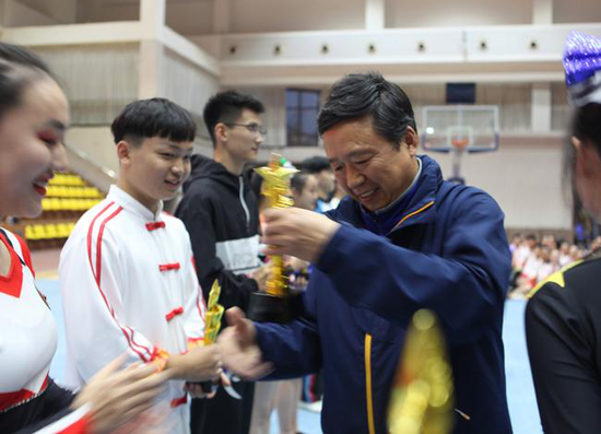 郑州市教育局体卫艺处处长高百中为获奖队伍颁奖