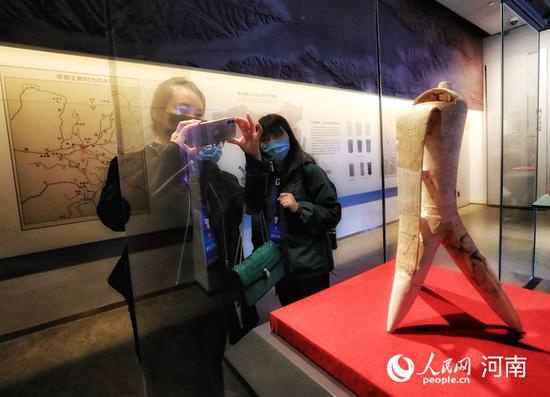 游客在二里头夏都遗址博物馆内参观。人民网 霍亚平 摄