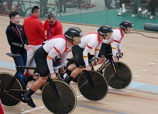 男子团体竞速赛河南队出发瞬间。 本报全媒体记者 黄晖 摄