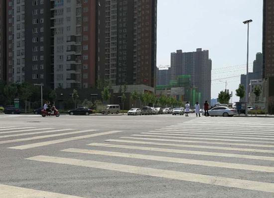 交警： 現場適用簡易程序處理，民警要求雙方司機留下紙條