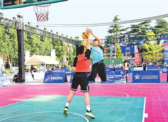 成人组1VS1比赛。本报全媒体记者 黄晖 摄