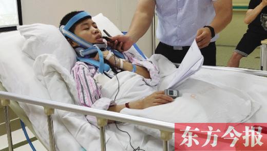 河南籍研究生遭遇严重车祸后,在病房内完成毕业答辩