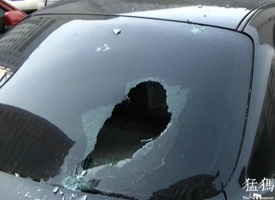 27层飞下玻璃窗砸穿两车 郑州保洁大妈被划伤头部 27层飞下玻璃窗砸穿两车 郑州保洁大妈被划伤头部