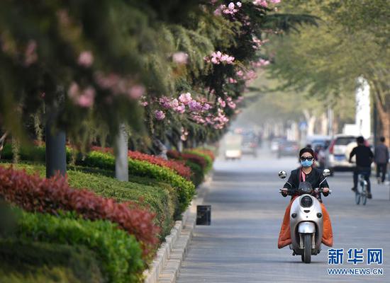 市民在郑州市中原西路上行驶（4月4日摄）。