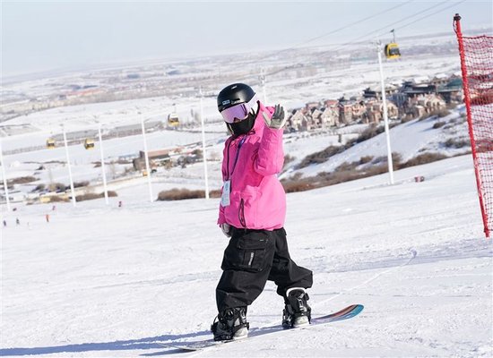 比赛中的河南单板滑雪选手顾嘉禾。 本报全媒体记者 黄晖 摄