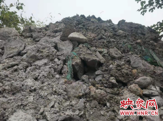 廢渣隨處堆放點