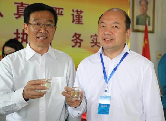 光山县委书记刘勇(左)和网络名人杨建国以茶会友