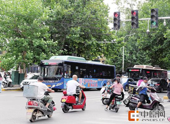 黄河路经八路口，电动车闯红灯严重 郑报全媒体记者 宋晔 图