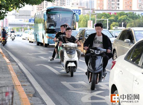 花园路上,电动车骑行机动车道 郑报全媒体记者 周甬 图