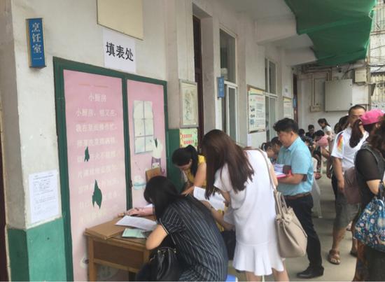 郑州市区小升初报名第一天秩序井然 家长证件