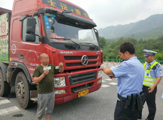 男子无证驾驶用假驾照忽悠安阳交警 双双被刑拘