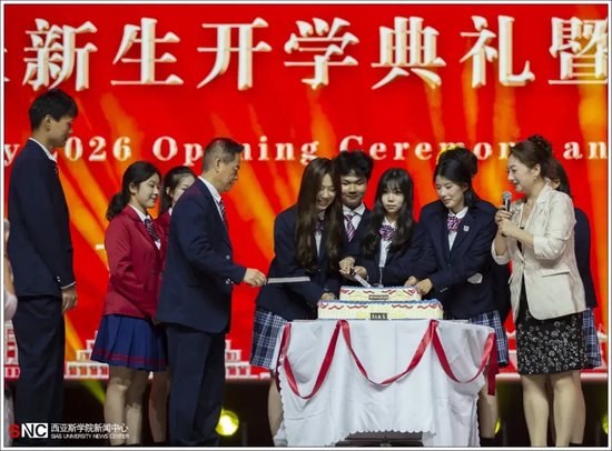 △晚会为当天生日的在校生举办集体庆生仪式