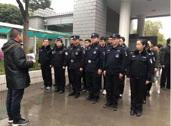 （崤山民警整装待发）