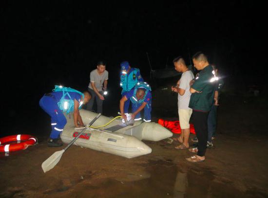 信阳蓝天救援队队员下水搜救。来源：受访者供图