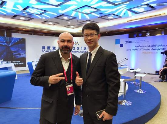 （博鰲志愿者英語“總教頭”——來自河南的許歡歡老師（右））