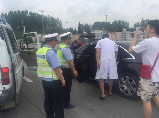 在警车鸣笛开道下,李永杰驾驶轿车掉头向连霍高速商丘站疾驰。
