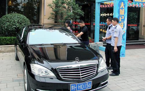 焦作老赖的豪车突然现身街头 执行干警成功扣