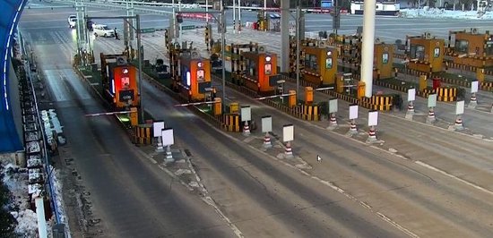 因结冰，河南省多条高速路段禁止车辆上站