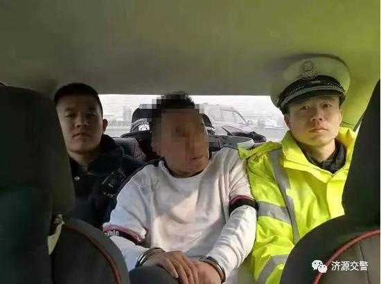 济源：男子毒驾闯岗遭遇阻车器被抓获