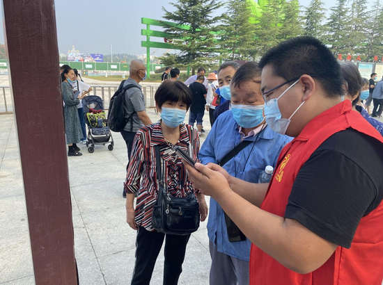 国庆七日:“绿城使者”“红”动绿城